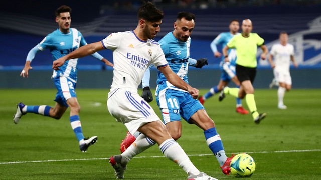 Pemain Real Madrid Marco Asensio beraksi dengan pemain Rayo Vallecano Alvaro Garcia di Santiago Bernabeu, Madrid, Spain, Sabtu (6/11).
Foto: Sergio Perez/REUTERS