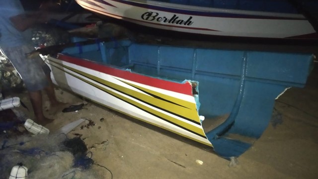 Kondisi perahu milik nelayan di Gunungkidul yang terbelah 2 usai dihantam gelombang pasang. Foto: istimewa