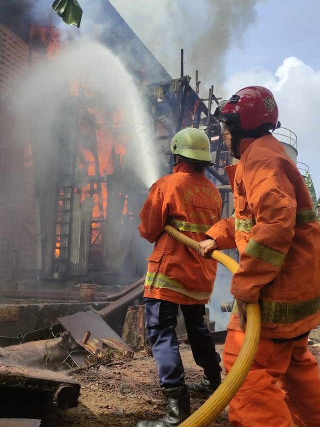 Pabrik Minyak di Cilincing Terbakar, 12 Unit Damkar Diterjunkan (23320)