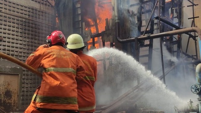 Pabrik Minyak di Cilincing Terbakar, 12 Unit Damkar Diterjunkan (23318)