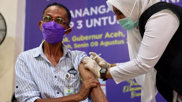 dr Muhammad Jailani, salah seorang ahli bedah plastik di Aceh menjalani vaksinasi COVID-19. Foto: Suparta/acehkini