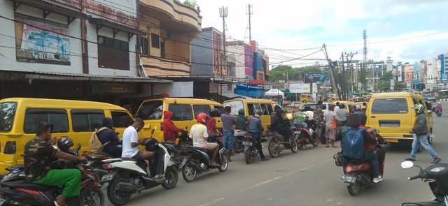 Tampak kendaraan roda dua maupun roda empat mengantri berjam-jam untuk membeli BBM di salah satu SPBU yang ada di Kota Sorong, foto: Yanti/Balleo News