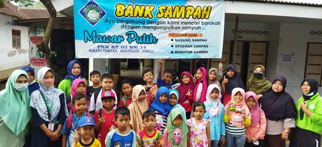 Anak-anak mengunjungi Bank Sampah Mawar Putih Karang Templek, Kec. Ambulu, Jember. Foto: Haryo Pamungkas.