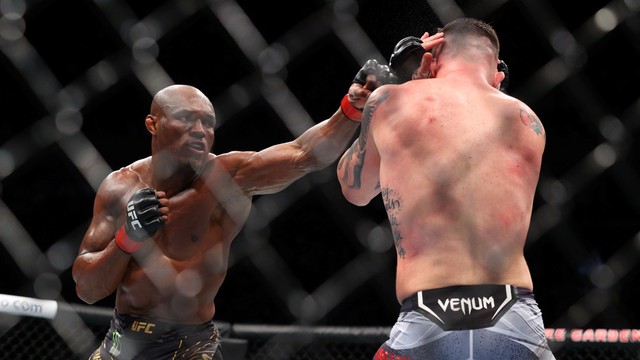 Pertandingan Kamaru Usman melawan Colby Covington di UFC 268.
 Foto: Ed Mulholland-USA TODAY Sports/REUTERS