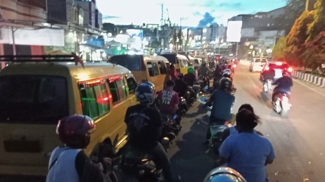 Antrian kendaraan roda dua dan empat di Jalan Jalan Ahmad Yani untuk mengisi BBM di SPBU HBM, Sorong, Sabtu (6/11) sore menjelang malam. Foto: Ernes Broning Kakisina/Antara