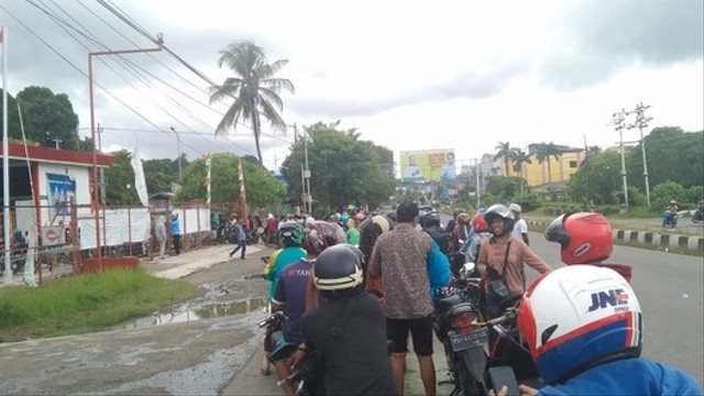 Tampak kendaraan roda dua maupun roda empat antre berjam-jam untuk membeli BBM di salah satu SPBU yang ada di Kota Sorong. Foto: Yanti/Balleo News/1001 Media kumparan