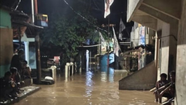 Beberapa orang warga sedang melihat rumahnya yang terendam banjir akibat hujan, di Kelurahan Pejaten Timur, Pasar Minggu, Jakarta Selatan, Minggu (7/11/2021). Foto: ANTARA/HO-Dok Pribadi