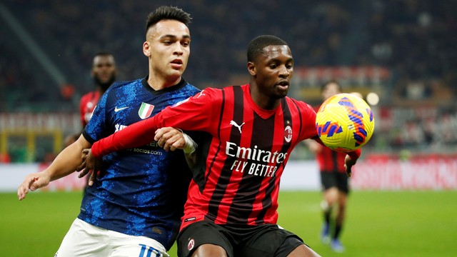 Pemain AC Milan Fode Ballo-Toure beraksi dengan pemain Inter Milan Lautaro Martinez di Stadion San Siro, Milan, Italia, Minggu (7/11). Foto: Alessandro Garofalo/REUTERS