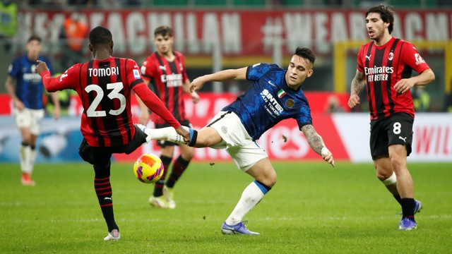 Pemain Inter Milan Lautaro Martinez beraksi dengan pemain AC Milan Fikayo Tomori di Stadion San Siro, Milan, Italia, Minggu (7/11). Foto: Alessandro Garofalo/REUTERS