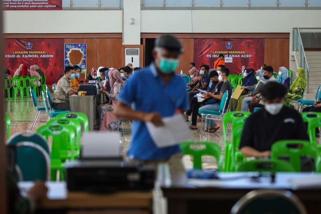 Suasana vaksinasi di Banda Aceh Convention Hall. Foto: Abdul Hadi/acehkini