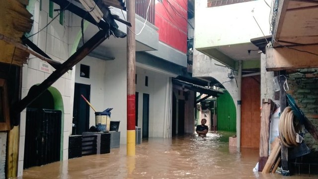 Penyebab Banjir di Kampung Melayu Belum Surut meski Sudah 12 Jam Merendam (73102)