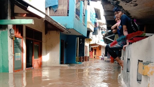 Banjir di Kampung Melayu akibat meluapnya air dari Ciliwung.  Foto: Amin Agustin