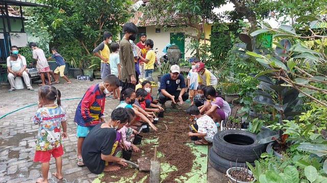 Gabmbar: Kegiatan edukasi iklim anak/Gerakan Kanoman menanam oleh RBK 4 Nov 2021