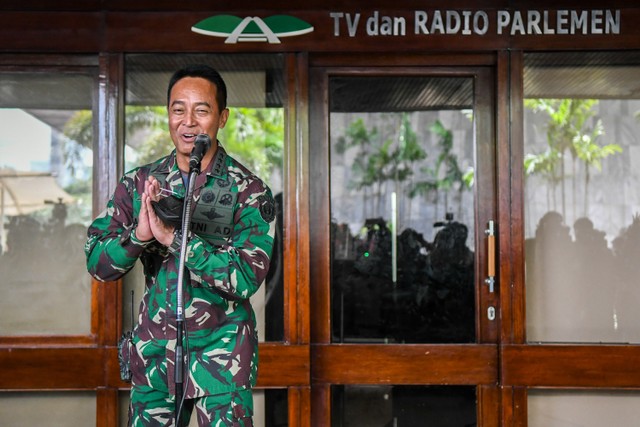 Calon Panglima TNI Jenderal TNI Andika Perkasa memberikan keterangan pers usai sidang paripurna di kompleks Parlemen, Jakarta, Senin (8/11/2021). Foto: Galih Pradipta/ANTARA FOTO