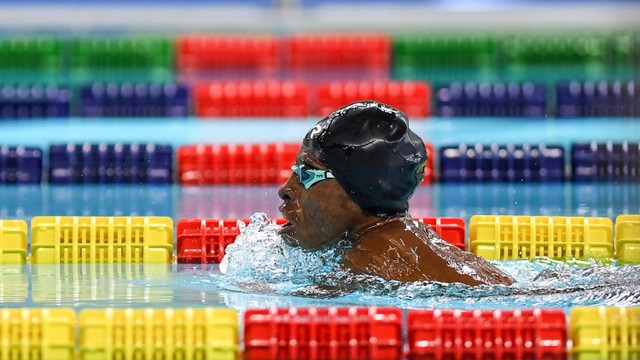 Perenang Papua Barat Boy Levinus Wardy memacu kecepatan pada final renang 50 meter gaya dada putra klasifikasi S5 di Kolam Akuatik Lukas Enembe, Kabupaten Jayapura, Papua, Senin (8/11/2021). Foto: Raisan Al Farisi/ANTARA FOTO