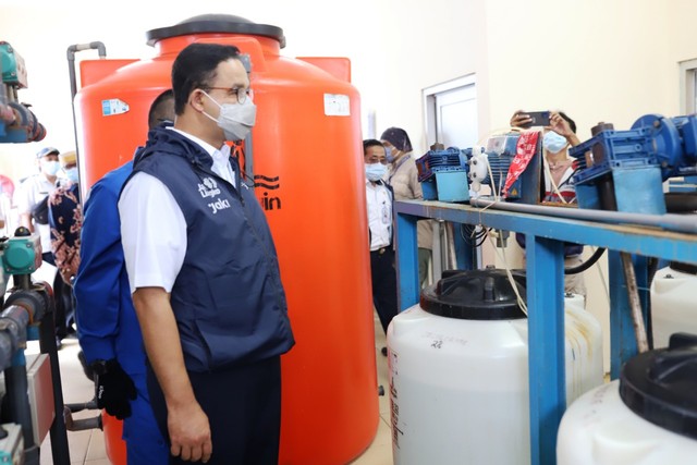 Gubernur DKI Jakarta meninjau penyediaan air bersih di Jakarta. Foto: Pemprov DKI Jakarta