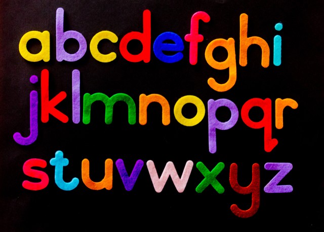Ilustrasi huruf abjad dari A sampai Z. Foto: Pexels.
