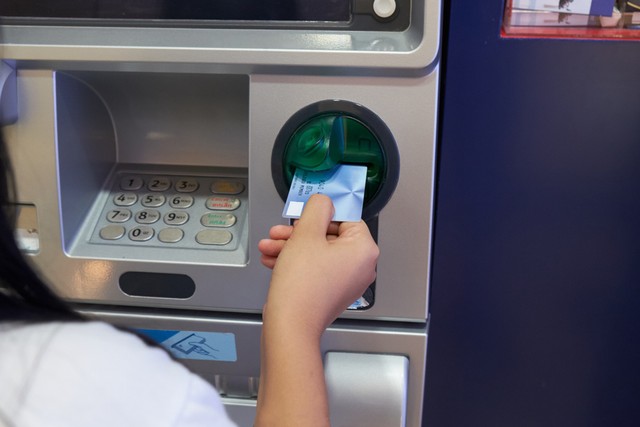 Ilustrasi tarik tunai di kartu ATM. Foto: Shutterstock. 