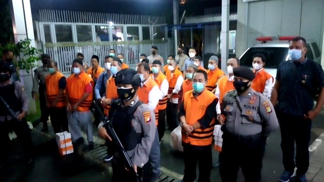 KPK Bawa 18 Tersangka Suap di Probolinggo ke Surabaya Pakai Bus, Dikawal Polisi (65170)