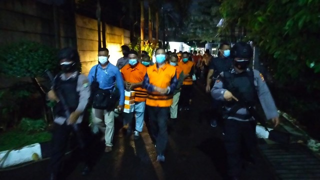 KPK Bawa 18 Tersangka Suap di Probolinggo ke Surabaya Pakai Bus, Dikawal Polisi (65169)