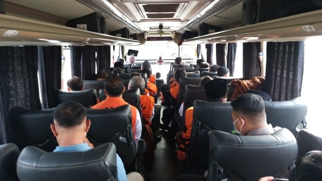 Rombongan tersangka kasus suap di Probolinggo dibawa KPK ke Surabaya. Foto: KPK
