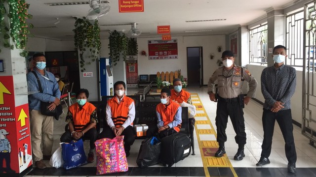 KPK Bawa 18 Tersangka Suap di Probolinggo ke Surabaya Pakai Bus, Dikawal Polisi (65171)