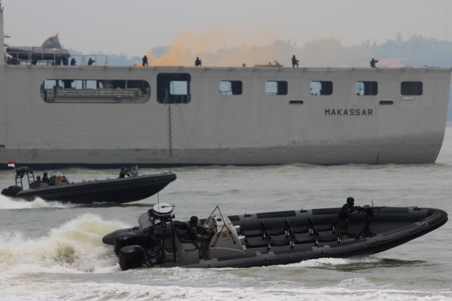 Prajurit Komando Pasukan Katak (Kopaska) beraksi saat latihan Operasi Kontra Teror Maritim di Koarmada II, Surabaya, Jawa Timur, Senin (8/11/2021). Foto: Didik Suhartono/Antara Foto