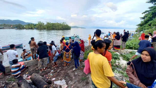 Penumpang kapal terbalik Desa Kailolo, Kecamatan Haruku, Kabupaten Maluku Tengah. Foto: Dok. Istimewa