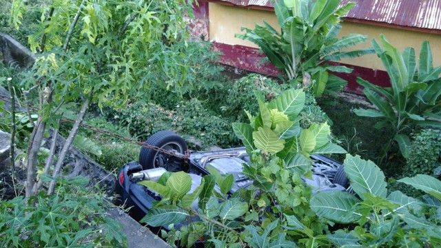Tak Fokus Mundurkan Mobil, HRV di Lampung Terjun dan Terguling ke Tepi Tanjakan (1)