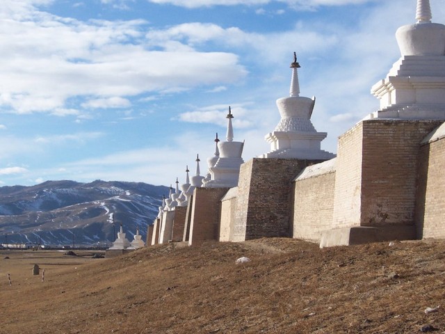 Karakorum pernah menjadi ibu kota Kekaisaran Mongol selama abad ke-13 masehi. Pada abad ke-16, Biara Buddha Erdene Zuu didirikan di atas reruntuhan kota Foto: Wikimedia Commons via Smithsonianmag
