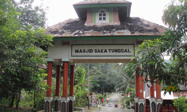 Pintu Masuk Wisata Masjid Saka Tunggal Desa Cikakak (Foto : Zaghrotunnisa Nurul Azizah)