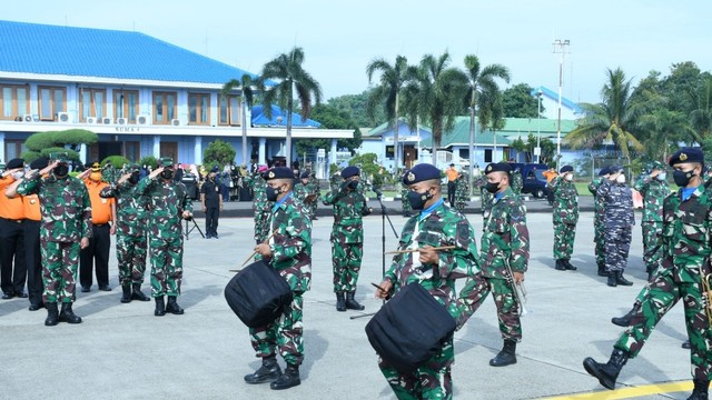 Panglima TNI dan KSAL Lepas Jenazah Laksma Tedjo Sukmono Secara Militer (2)