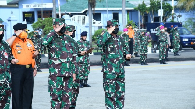 Panglima TNI dan KSAL Lepas Jenazah Laksma Tedjo Sukmono Secara Militer