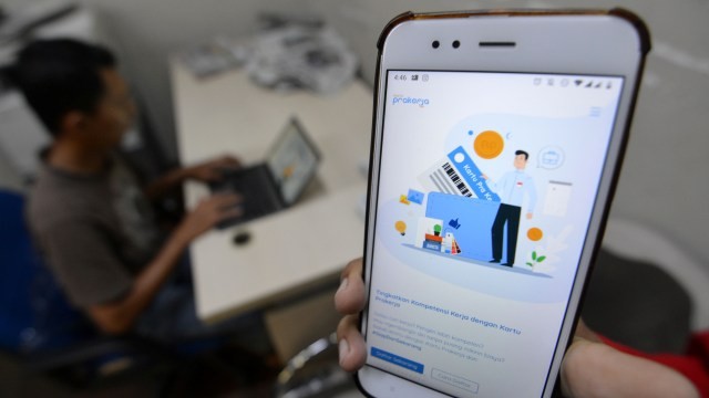 Warga mencari informasi tentang pendaftaran program Kartu Prakerja gelombang kedua di Jakarta. Foto: ANTARA FOTO/Aditya Pradana Putra