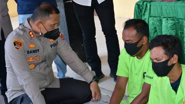 Kapolres Aceh Timur dengan tersangka perampokan bersenjata. Dok. Polres Aceh Timur
