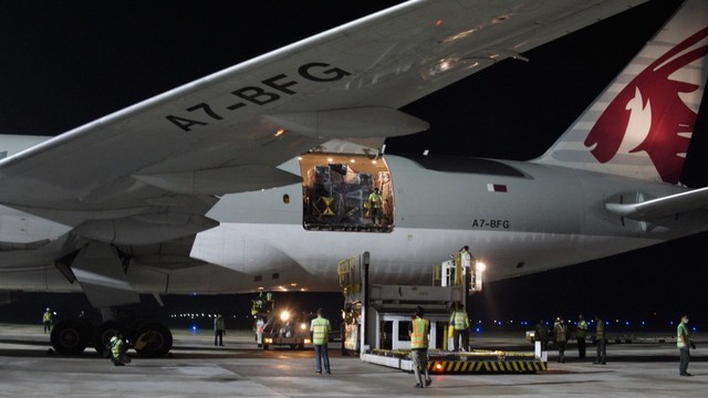 Pesawat kargo Boeing 777 Freighter milik maskapai Qatar Airways membawa logistik ajang WSBK tiba di bandara Lombok. Foto: Angkasa Pura I