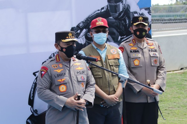 Kapolri Jenderal Listyo Sigit Prabowo memberi sambutan saat mengecek Pertamina Mandalika International Street Circuit di Lombok, NTB. Foto: Aditia Noviansyah/kumparan