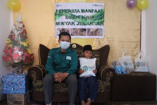 Tim TERSENYUM Rumah Sosial Kutub bersama salah satu peserta khitanan penerima manfaat sedekah minyak jelantah. Foto: Dok. Rumah Sosial Kutub.