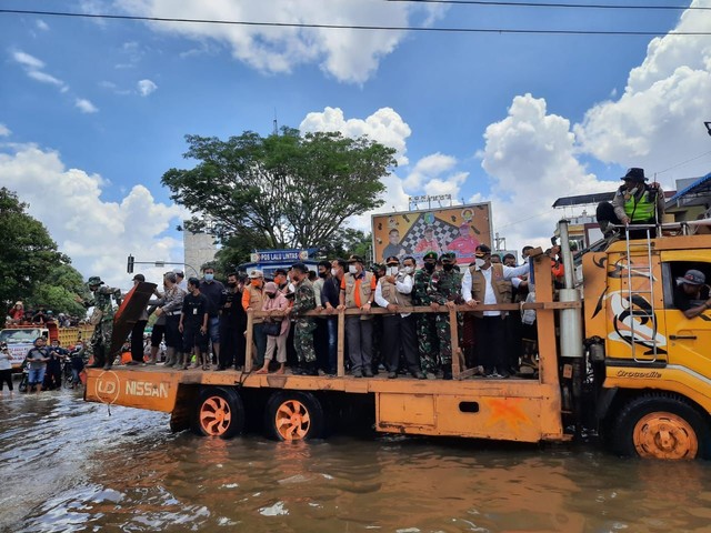 Menaiki truk tronton, Kepala BNPB, Letjen TNI Ganip Warsito, meninjau banjir di Jalan Lintas Melawi, Sintang, Kalimantan Barat. Foto: Yusrizal/Hi!Pontianak