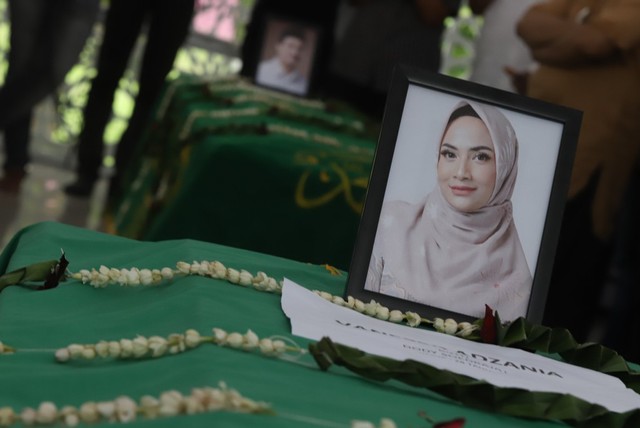 Sejumlah keluarga dan kerabat saat mensholatkan jenazah Vanessa Angel dan suaminya Bibi Ardiansyah di Masjid, Srengseng, Jakarta, Jumat, (5/11). Foto: Ronny