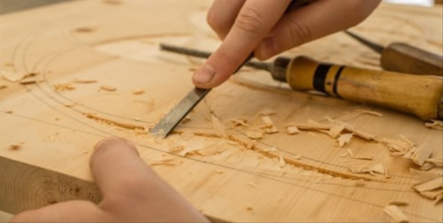Apakah sifat dari bahan kayu dalam melukis ragam hias