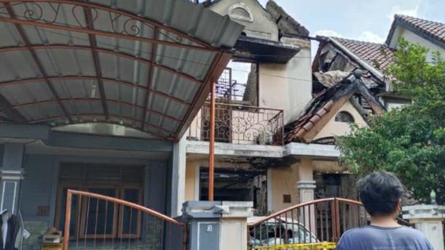 Suasana evakuasi satu keluarga yang tewas karena rumahnya terbakar di Metland Puri Tangerang. Foto: Dok. Istimewa