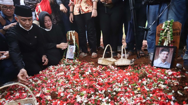 Suasana pemakaman Vanessa Angel dan suaminya Bibi Ardiansyah. Foto: Jamal Ramadhan/kumparan
