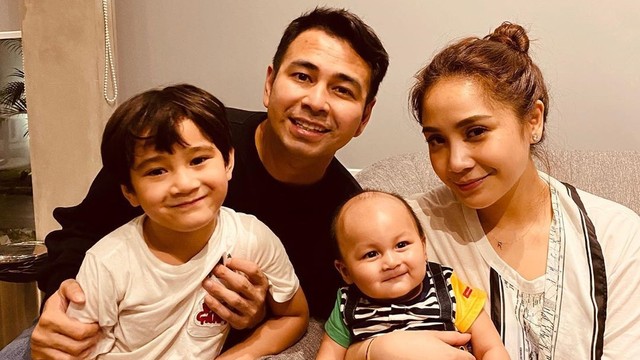 Rafii Ahmad, Nagita Slavina, Rafathar, dan Kiano. Foto: Instagram @raffinagita1717