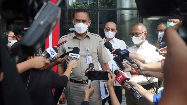 Kepala Inspektorat DKI Jakarta Syaefuloh Hidayat (kiri) dan Direktur Utama PT Jakpro Widi Amanasto (tengah) didampingi mantan pimpinan KPK Bambang Widjojanto (kanan), memberikan penjelasan kepada wartawan. Foto: Reno Esnir/Antara Foto