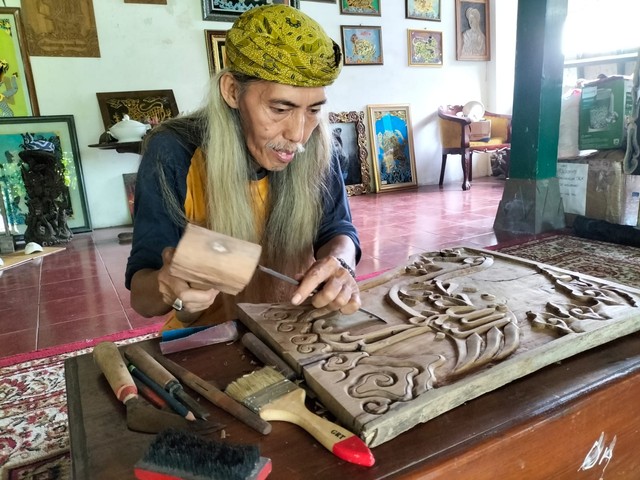 Kepala Unit Cagar Budaya Keraton Kacirebonan Elang Iyan Ariffudin tengah membuat ukir kayu khas Cirebon.(Juan)