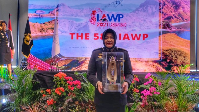 Foto : AKBP Rita Wulandari Wibowo, menjadi satu-satunya Polwan di Bareskrim Polri, menerima penghargaan dari Asosiasi Polisi Wanita Internasional, di Labuan Bajo, Manggarai Barat, NTT, Minggu, (7/11).