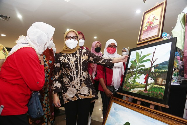 Ketua TP PKK Surabaya Rini Indriyani (batik hitam coklat) saat menyaksikan pameran UMKM di Kaza Mal. Pameran ini akan berlangsung hingga 14 November 2021. Foto-foto: Humas Pemkot Surabaya