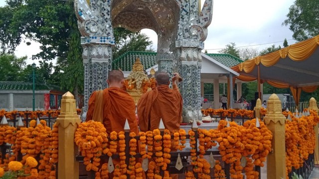 Umat Buddha Tuban, saat menggelar Sembahyang Puja Maha Brama atau Catur Muka Dewa di halaman belakang Tempat Ibadah Tri Dharma (TITD) atau Kelenteng Kwan Sing Bio Tuban. Selasa (09/11/2021) (foto: ayu/beritabojonegoro)