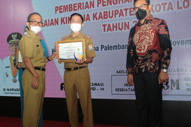 Sekda Kota Palembang, Ratu Dewa mendapatkan penghargaan dari Pemprov Sumsel setelah Kota Palembang menjadi salah satu daerah yang berhasil menurunkan kasus stunting. (foto: ist)